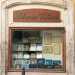 Qui ha sede una piccola libreria che come raccontato in un altro articolo resiste dal 1979 proponendo un catalogo meno commerciale rispetto alle grandi librerie presenti in citt